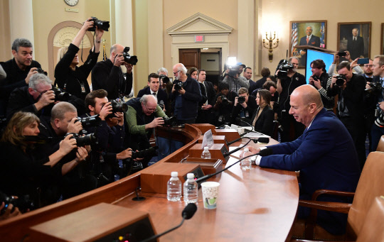 최측근의 배신? 고든 선들랜드 유럽연합(EU) 주재 미국대사(오른쪽)가 20일(현지시간) 미국 연방하원에서 열린 도널드 트럼프 대통령에 대한 탄핵조사 청문회에서 "트럼프 대통령의 지시로 우크라이나를 압박했고, 대가성이 명확했다"고 증언하고 있다. 워싱턴=UPI 연합뉴스